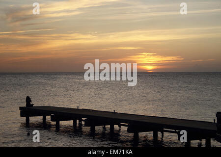 Einen wunderschönen Sonnenuntergang über einem Resort Dock in Curacao in der niederländischen Karibik. Stockfoto