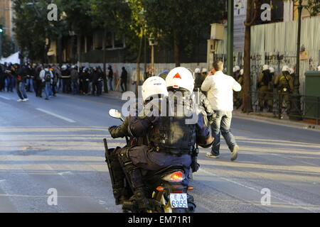 Athen, Griechenland. 16. April 2015. Polizisten der Delta Force Folgen der Protestmarsch auf ihren Bikes. Gewalt brach zwischen Polizei und anarchistischen Unterstützer der griechischen Hungerstreikenden in Athen. Die Auseinandersetzungen außerhalb der besetzten Pfarrhaus von der Universität von Athen begann und später nach Protest März im Bereich Exarchia. © Michael Debets/Pacific Press/Alamy Live-Nachrichten Stockfoto