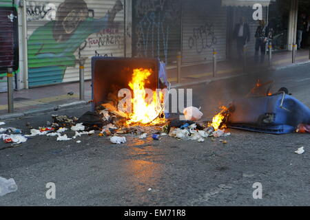 Athen, Griechenland. 16. April 2015. Müll hat durch die Demonstranten in Brand gesetzt worden, die Gewalt zwischen Polizei und anarchistischen Verfechtern der griechischen Hungerstreikenden in Athen ausbrach. Die Auseinandersetzungen außerhalb der besetzten Pfarrhaus von der Universität von Athen begann und später nach Protest März im Bereich Exarchia. © Michael Debets/Pacific Press/Alamy Live-Nachrichten Stockfoto