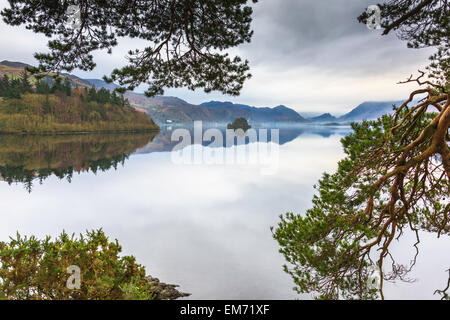 Ansichten aus dem Pfad am Seeufer, nördlichen Ende des Derwent Water Blick nach Süden hinunter zum See. Stockfoto