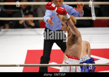 Osaka, Japan. 16. April 2015. . Juiki Tatsuyoshi nach 2 Runden durch KO gewonnen. 16. April 2015. Juiki Tatsuyoshi Boxen: Juiki Tatsuyoshi Aktion gegen Tadao Iwatani, während die Super-Bantam Gewicht Boxkampf an Aufbauhersteller Colosseum in Osaka, Japan. 16. April 2015. . Juiki Tatsuyoshi nach 2 Runden durch KO gewonnen. Bildnachweis: Yusuke Nakanishi/AFLO SPORT/Alamy Live-Nachrichten Stockfoto