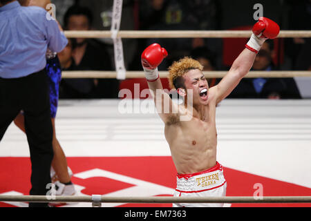 Osaka, Japan. 16. April 2015. . Juiki Tatsuyoshi nach 2 Runden durch KO gewonnen. 16. April 2015. Juiki Tatsuyoshi Boxen: Juiki Tatsuyoshi Aktion gegen Tadao Iwatani, während die Super-Bantam Gewicht Boxkampf an Aufbauhersteller Colosseum in Osaka, Japan. 16. April 2015. . Juiki Tatsuyoshi nach 2 Runden durch KO gewonnen. Bildnachweis: Yusuke Nakanishi/AFLO SPORT/Alamy Live-Nachrichten Stockfoto