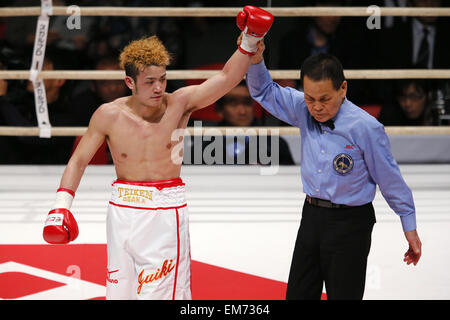 Osaka, Japan. 16. April 2015. . Juiki Tatsuyoshi nach 2 Runden durch KO gewonnen. 16. April 2015. Juiki Tatsuyoshi Boxen: Juiki Tatsuyoshi Aktion gegen Tadao Iwatani, während die Super-Bantam Gewicht Boxkampf an Aufbauhersteller Colosseum in Osaka, Japan. 16. April 2015. . Juiki Tatsuyoshi nach 2 Runden durch KO gewonnen. Bildnachweis: Yusuke Nakanishi/AFLO SPORT/Alamy Live-Nachrichten Stockfoto