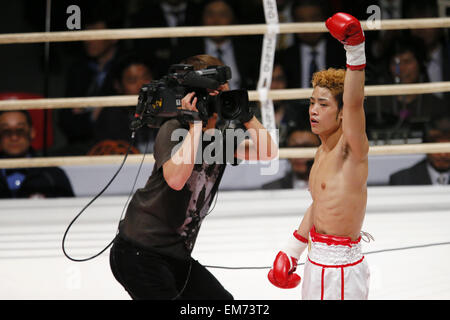 Osaka, Japan. 16. April 2015. . Juiki Tatsuyoshi nach 2 Runden durch KO gewonnen. 16. April 2015. Juiki Tatsuyoshi Boxen: Juiki Tatsuyoshi Aktion gegen Tadao Iwatani, während die Super-Bantam Gewicht Boxkampf an Aufbauhersteller Colosseum in Osaka, Japan. 16. April 2015. . Juiki Tatsuyoshi nach 2 Runden durch KO gewonnen. Bildnachweis: Yusuke Nakanishi/AFLO SPORT/Alamy Live-Nachrichten Stockfoto