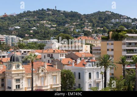 Häuser und Hügel mit Bäumen in die französische Riviera-Cannes, Frankreich Stockfoto