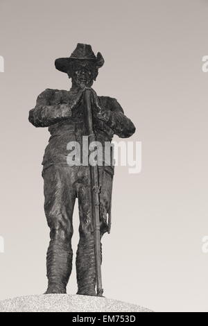 Ein Bronze-Denkmal eines australischen ANZAC-Soldaten ("Digger") auf den ANZAC Bridge in Sydney, New South Wales, Australien. Stockfoto
