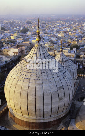 Indien, Delhi, Jama Masjid, Luftaufnahme der Moschee mit Vögel sitzen auf die Skyline der Stadt In Ferne. Stockfoto