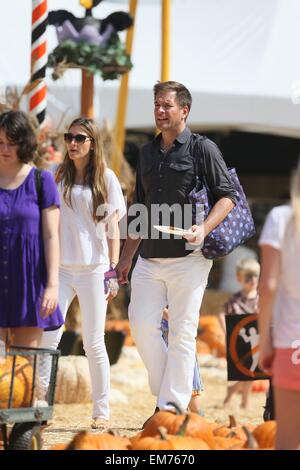 Michael Weatherly und Frau Bojana Jankovic gesehen unter ihre Tochter Olivia Weatherly, Mr Bones Pumpkin Patch Featuring: Michael Weatherly, Bojana Jankovic, Olivia Weatherly wo: Los Angeles, California, Vereinigte Staaten von Amerika bei: 13. Oktober 2014 Stockfoto