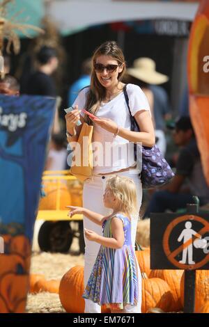 Michael Weatherly und Frau Bojana Jankovic gesehen unter ihre Tochter Olivia Weatherly, Mr Bones Pumpkin Patch Featuring: Bojana Jankovic, Olivia Weatherly wo: Los Angeles, California, Vereinigte Staaten von Amerika bei: 13. Oktober 2014 Stockfoto