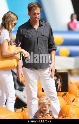 Michael Weatherly und Frau Bojana Jankovic gesehen unter ihre Tochter Olivia Weatherly, Mr Bones Pumpkin Patch Featuring: Michael Weatherly, Bojana Jankovic, Olivia Weatherly wo: Los Angeles, California, Vereinigte Staaten von Amerika bei: 13. Oktober 2014 Stockfoto