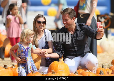 Michael Weatherly und Frau Bojana Jankovic gesehen unter ihre Tochter Olivia Weatherly, Mr Bones Pumpkin Patch Featuring: Michael Weatherly, Bojana Jankovic, Olivia Weatherly wo: Los Angeles, California, Vereinigte Staaten von Amerika bei: 13. Oktober 2014 Stockfoto