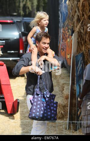 Michael Weatherly und Frau Bojana Jankovic gesehen unter ihre Tochter Olivia Weatherly, Mr Bones Pumpkin Patch Featuring: Michael Weatherly, Olivia Weatherly wo: Los Angeles, California, Vereinigte Staaten von Amerika bei: 13. Oktober 2014 Stockfoto