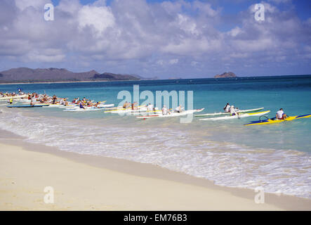 Hawaii, Oahu, Waimanalo, Paddler Line-up ein-Mann-Kanus direkt vor der Küste für den Start eines Rennens. Kein Model-Release Stockfoto