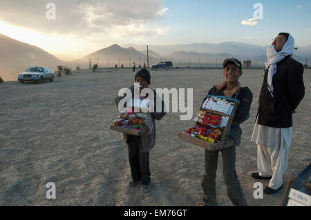 Afghanische jungen Verkauf von Zigaretten und Süßigkeiten auf dem Tapa Maranjan Grat In Kabul, Afghanistan Stockfoto