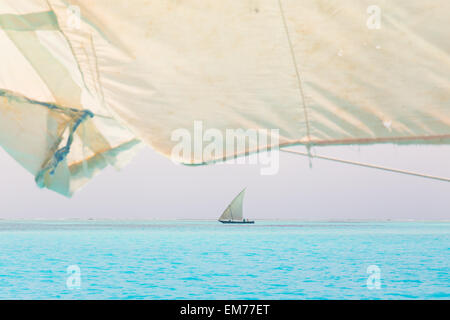 Traditionelle hölzerne Segelschiff am Horizont Segeln. Stockfoto