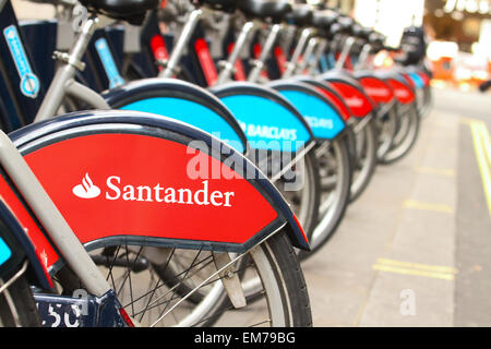 London, UK. 16. April 2015. Santander-Bikes angedockt an kleinen Argyll Street, auf eines der 748 Docking-Stationen in London. Die neue siebenjährige Trägerschaft begann im April 2015.  Barclays Bank war der erste Sponsor ab 2010 bis März 2015, wenn der Dienst als Barclays Cycle Hire gebrandmarkt wurde. Bildnachweis: David Mbiyu / Alamy Live News Stockfoto