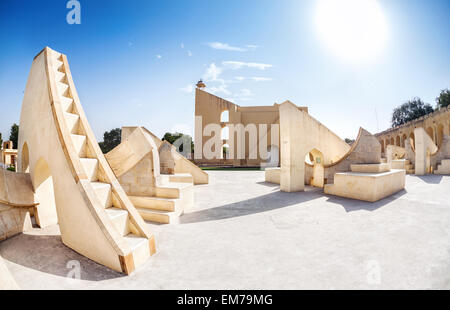 Jantar Mantar Sternwarte Komplex am blauen Himmel in Jaipur, Rajasthan, Indien Stockfoto