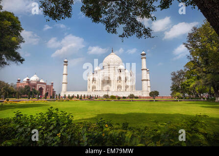 Taj Mahal Grab und grünen Rasen am blauen Wolkenhimmel in Agra, Uttar Pradesh, Indien Stockfoto