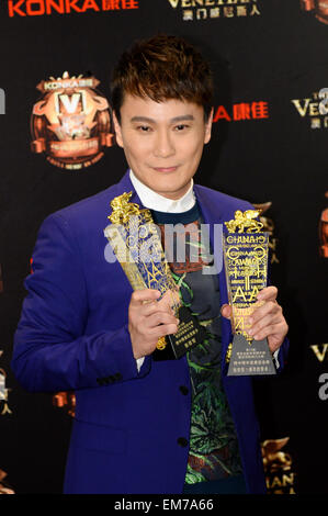 Macao, China. 16. April 2015. Sänger Jeff Chang Shin-Che ist "Jährlichen Best Song" ausgezeichnet, während der Teilnahme an der 19. China Music Award (CMA) und asiatischen einflussreiche Siegerehrung in Macau, Südchina, 16. April 2015. © Cheong Kam Ka/Xinhua/Alamy Live-Nachrichten Stockfoto