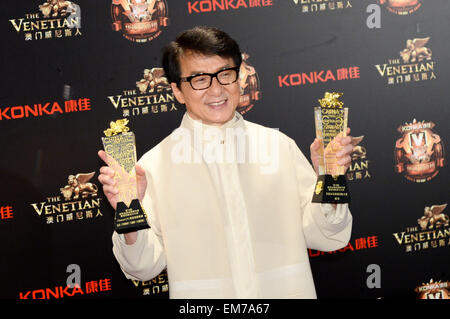 Macao, China. 16. April 2015. Schauspieler Jackie Chan ist "Sonderbeitrag" ausgezeichnet, während der Teilnahme an der 19. China Music Award (CMA) und asiatischen einflussreiche Siegerehrung in Macau, Südchina, 16. April 2015. © Cheong Kam Ka/Xinhua/Alamy Live-Nachrichten Stockfoto