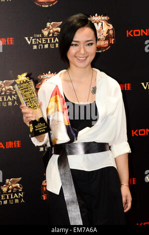 Macao, China. 16. April 2015. Sängerin Zhou Bichang ist "Am meisten beliebten chinesischen Festland Sängerin" ausgezeichnet, während der Teilnahme an der 19. China Music Award (CMA) und asiatischen einflussreiche Siegerehrung in Macau, Südchina, 16. April 2015. © Cheong Kam Ka/Xinhua/Alamy Live-Nachrichten Stockfoto