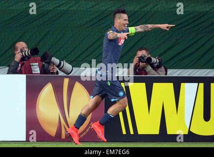 Wolfsburg, Deutschland. 16. April 2015. SSC Neapel Marek Hamsik feiert an der Europa League Viertel Finale Hinspiel Spiel zwischen VfL Wolfsburg und SSC Napoli in der Volkswagen Arena in Wolfsburg, Deutschland, 16. April 2015. Foto: PETER STEFFEN/Dpa/Alamy Live News Stockfoto