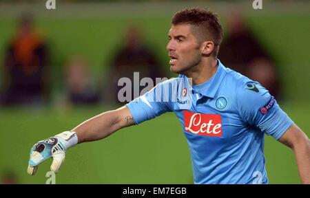 Wolfsburg, Deutschland. 16. April 2015. Napoli Torwart Mariano Andujar Gesten beim Europa League Viertel Finale Hinspiel Spiel zwischen VfL Wolfsburg und SSC Napoli in der Volkswagen Arena in Wolfsburg, Deutschland, 16. April 2015. Foto: PETER STEFFEN/Dpa/Alamy Live News Stockfoto