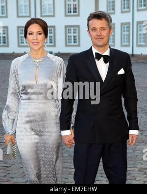 Fredensborg, Dänemark. 16. April 2015. Dänische Kronprinzessin Mary und Kronprinz Frederik während der Feierlichkeiten der HM Königin Margrethe 75. Geburtstag Abendessen im Fredensborg Palast Credit: Dpa picture-Alliance/Alamy Live News Stockfoto