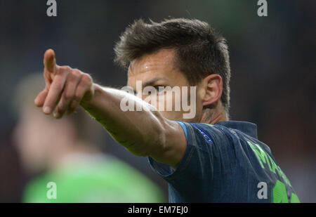 Wolfsburg, Deutschland. 16. April 2015. Napoli Christian Maggio Gesten beim Europa League Viertel Finale Hinspiel Spiel zwischen VfL Wolfsburg und SSC Napoli in der Volkswagen Arena in Wolfsburg, Deutschland, 16. April 2015. Foto: PETER STEFFEN/Dpa/Alamy Live News Stockfoto