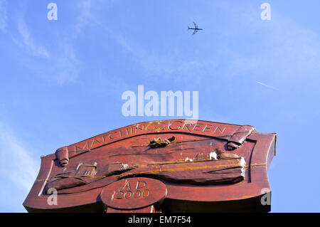 Ein Jet Airliner Flughafen Stansted gesehen über dem Dorf Schild, passenden grün, Essex, England Stockfoto