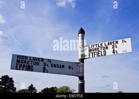 Wegweiser zeigen Wege zu Epping und nahe gelegenen Dörfer, passenden grün, Essex, England Stockfoto