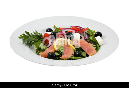Lachs-Salat, Oliven, Käse und Gemüse auf einem isolierten Hintergrund Stockfoto