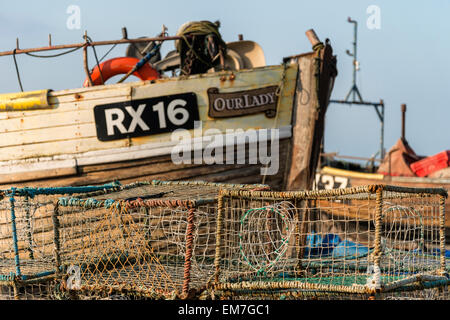 Angeln, Boote und Ausrüstung auf Hastings Strand Landschaft bei Sonnenaufgang Stockfoto