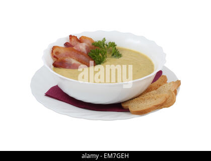 Cremesuppe mit Speck und Croutons auf einem isolierten Hintergrund Stockfoto