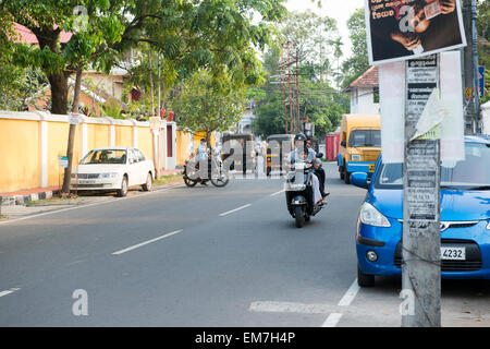 Eine junge Familie Reiten ein Motorcyle in Fort Kochi, Kerala Indien Stockfoto