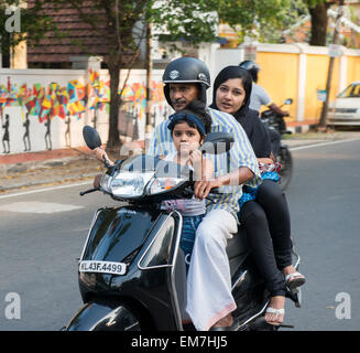 Eine junge Familie Reiten ein Motorcyle in Fort Kochi, Kerala Indien Stockfoto