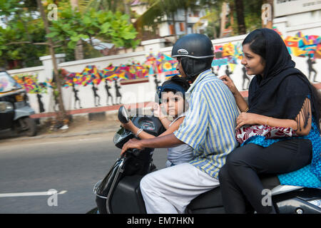 Eine junge Familie Reiten ein Motorcyle in Fort Kochi, Kerala Indien Stockfoto