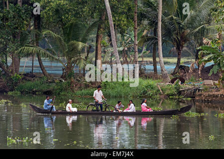 Passagiere in einem kleinen Boot, Backwaters Kanalsystem in Alappuzha, Kerala, Indien Stockfoto