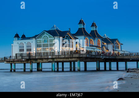 Pier beleuchtet Sellin, Insel Rügen, Mecklenburg-Western Pomerania, Deutschland Stockfoto