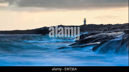 Leuchtturm an der Küste, hohe Gezeiten, Inis Oirr, Aran Islands, Irland Stockfoto