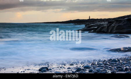 Leuchtturm an der Küste, hohe Gezeiten, Inis Oirr, Aran Islands, Irland Stockfoto