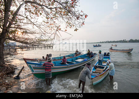 Fischer bringen in den Tagen fangen, Fort Kochi Kerala Indien Stockfoto