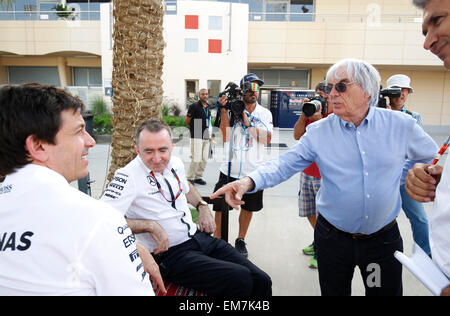 Sakhir, Bahrain. 16. April 2015. Motorsport: FIA Formula One World Championship 2015, Toto Wolff (AUT, Mercedes AMG Petronas Formula One Team), Paddy Lowe (GBR, Mercedes AMG Petronas Formula One Team), Bernie Ecclestone (GBR, Präsident und CEO von Formula One Management und Formula One Administration), Grand Prix von Bahrain, Credit: Dpa picture-Alliance/Alamy Live News Stockfoto