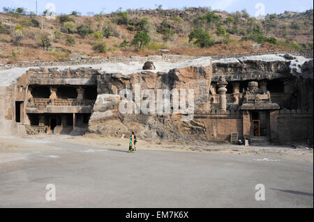 Ellora, Indien - 5. Februar 2015: Besucher, die zu Fuß zu der Höhle Tempel in Ellora, Bundesstaat Maharashtra in Indien Stockfoto