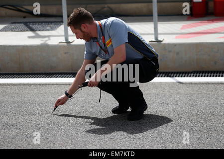 Sakhir, Bahrain. 16. April 2015. Motorsport: FIA Formula One World Championship 2015, Grand Prix von Bahrain, Mechaniker des Pirelli-Credit: Dpa picture-Alliance/Alamy Live News Stockfoto