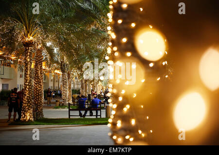 Sakhir, Bahrain. 16. April 2015. Motorsport: FIA Formula One World Championship 2015, Grand Prix von Bahrain, paddock, nachts Credit: Dpa picture-Alliance/Alamy Live News Stockfoto