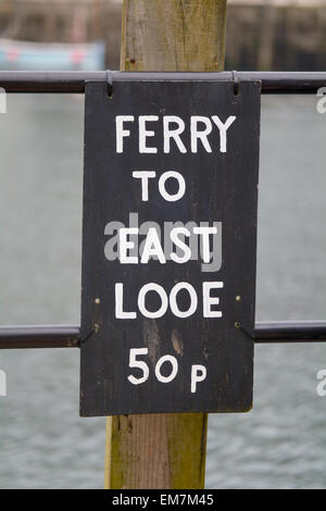 Fähre nach East Looe 50p Zeichen auf West Looe Seite des Hafens, Cornwall, England Stockfoto