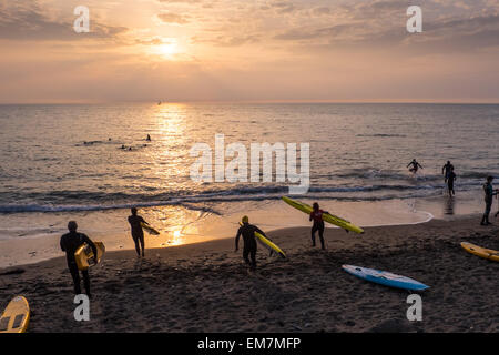 Aberystwyth, Wales, UK. 16. April 2015.  Menschen in der Ausbildung zu qualifizieren als RNLI Rettungsschwimmer am Strand von Aberystwyth als die Sonne untergeht. Bildnachweis: Alan Hale/Alamy Live-Nachrichten Stockfoto