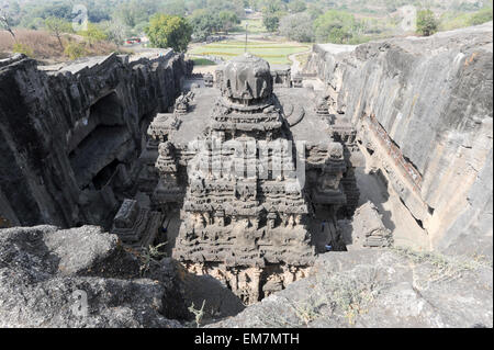 Ellora, Indien - 5. Februar 2015: Besucher zu Fuß den Kailash Tempel in Ellora, Bundesstaat Maharashtra in Indien Stockfoto