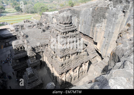 Ellora, Indien - 5. Februar 2015: Besucher zu Fuß den Kailash Tempel in Ellora, Bundesstaat Maharashtra in Indien Stockfoto